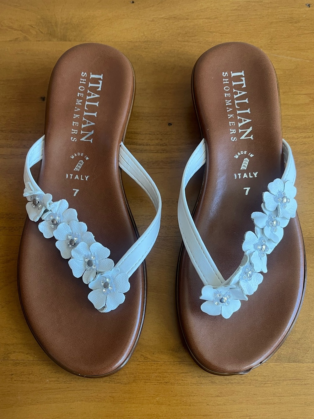ITALIAN SHOEMAKERS Women’s Xolani Floral Flip Flop on White • Size 7